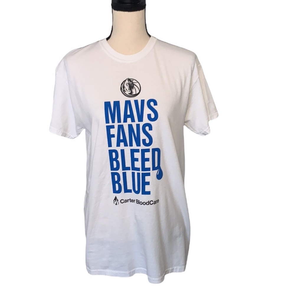Dallas Mavericks "Fans Bleed Blue" Graphic T-Shirt Size Medium